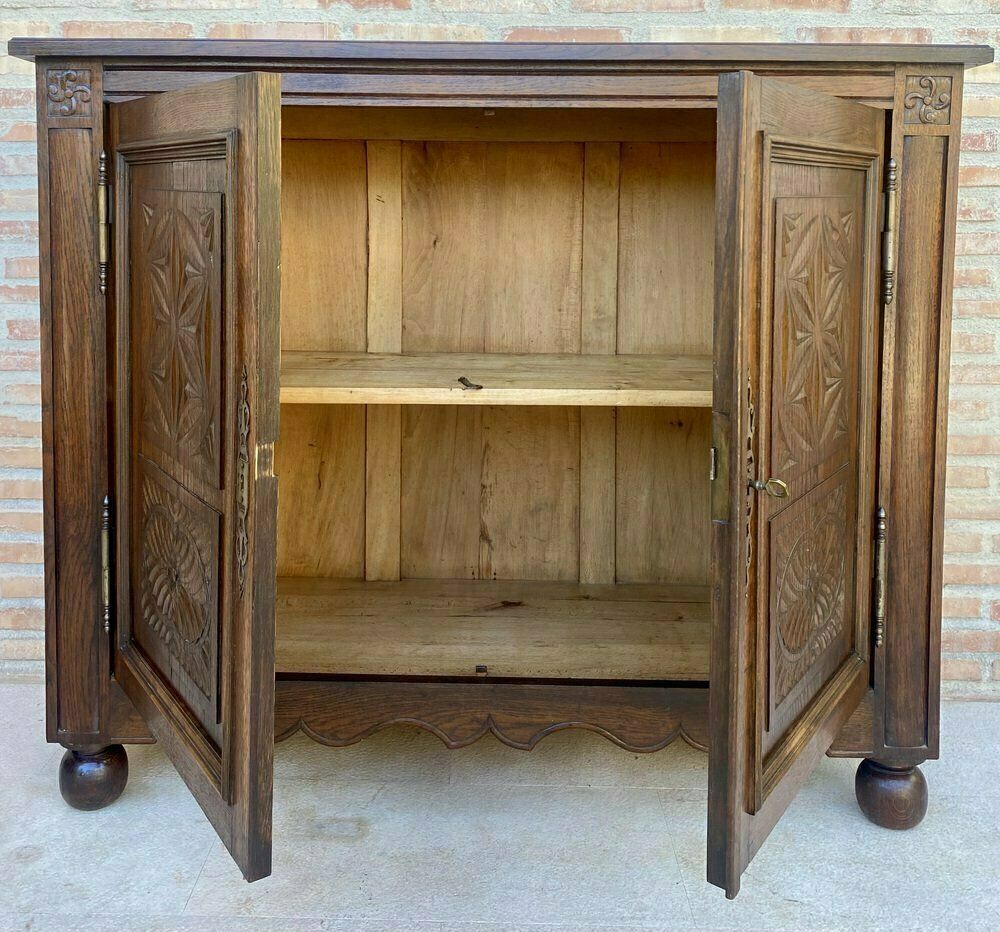 photo vinterior 19th Century French Walnut 2 Door Buffet With Round Legs