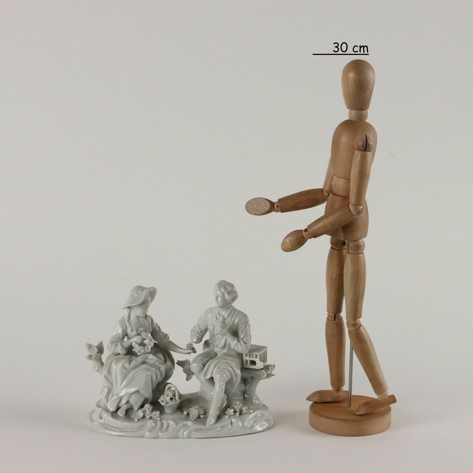 Statuina In Porcellana Bianca Di Rudolstadt photo furniture