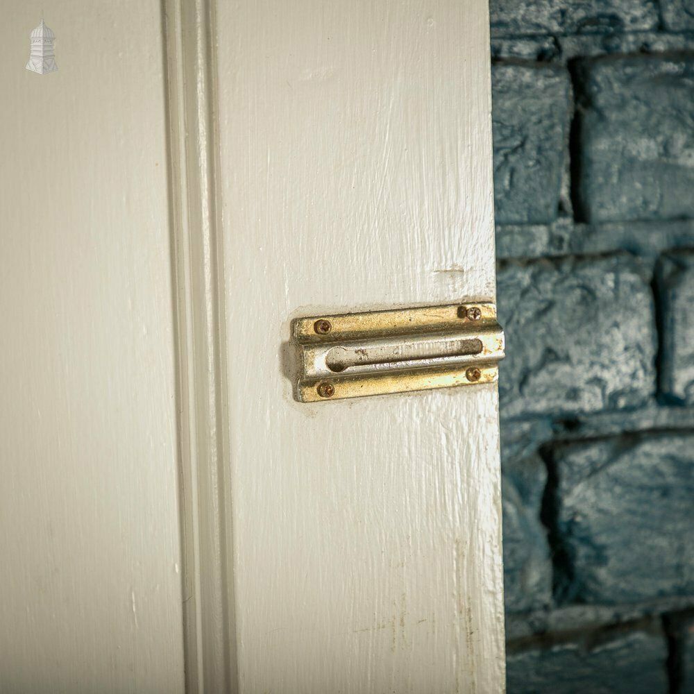 photo vintage Pine Panelled Door, 6 Panel White And Brown Painted