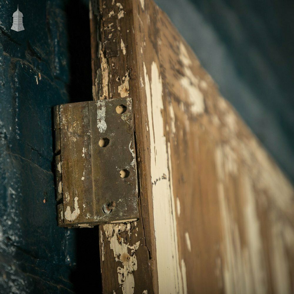 photo vinterior Pine Panelled Door, White Distressed Paint Finish