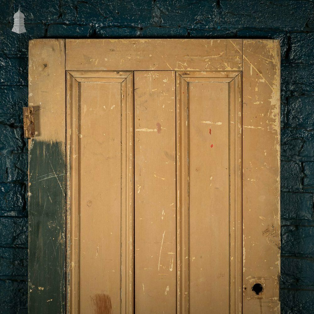 photo vinterior Pine Paneled Door, 4 Panel Green Painted