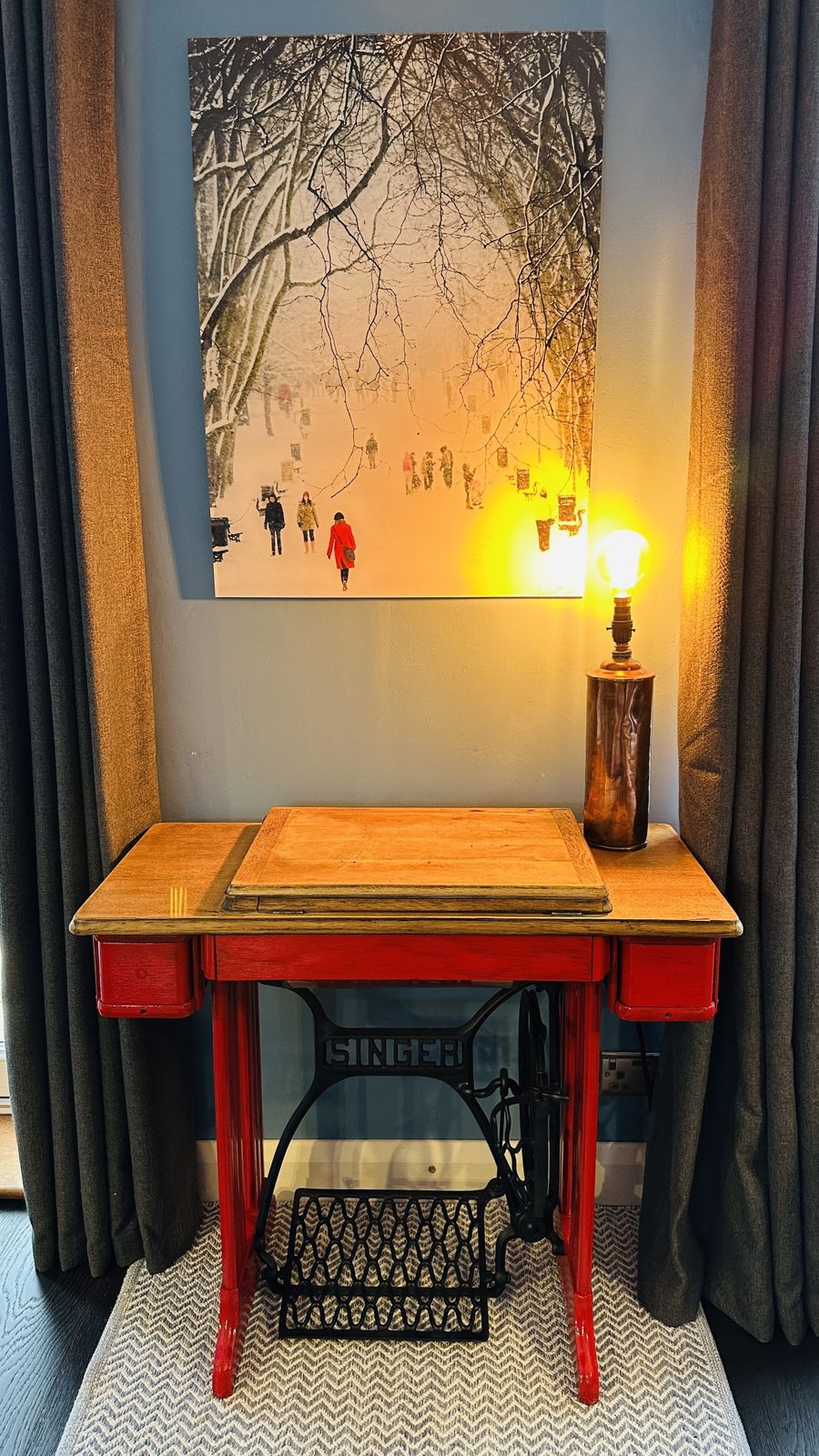 1920s Red Singer Sewing Machine Y8011945 In Wooden Table photo for sale