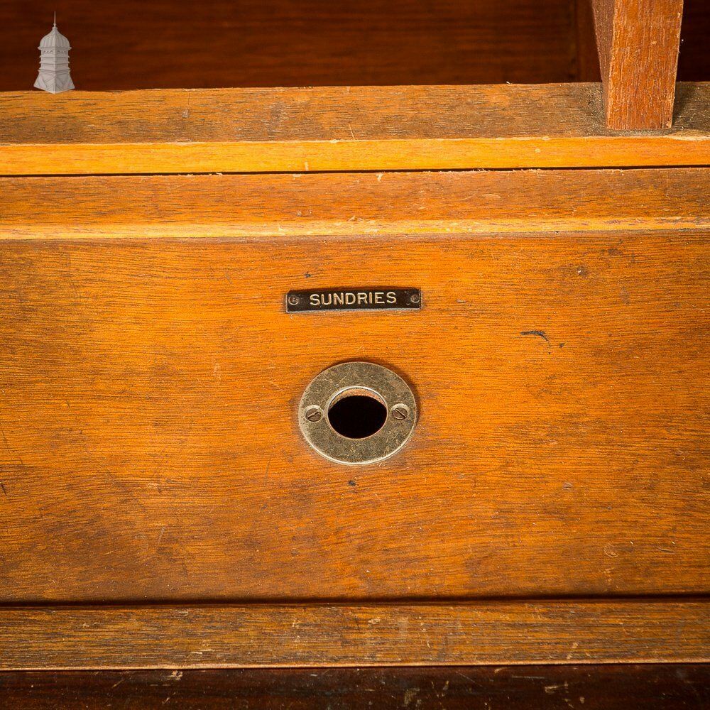 photo vintage Traveling Compactom Model Yn Gentleman’s Wardrobe
