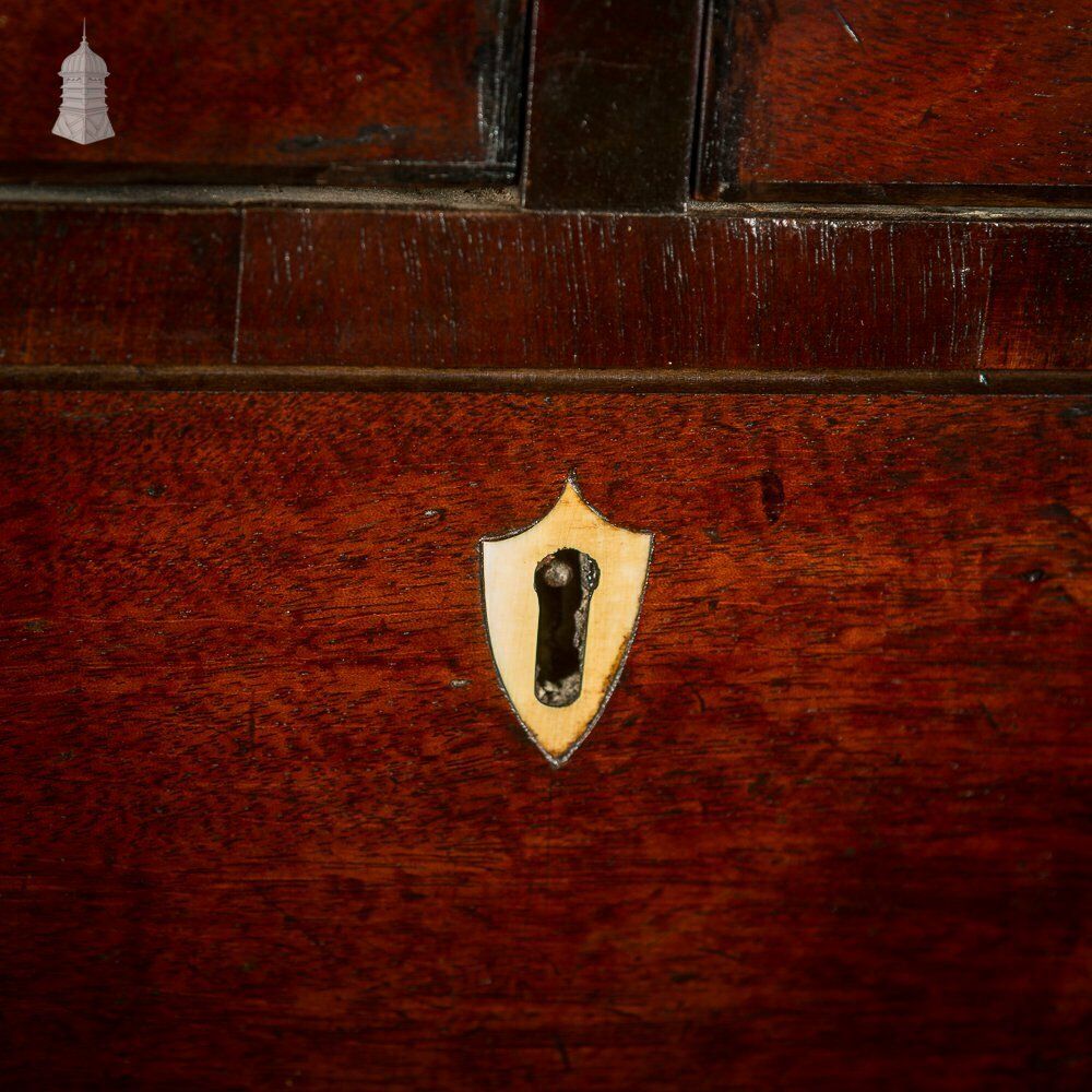photo vintage Circa 1740 Mahogany Travelling Chest With Nelson Commemorative Handles