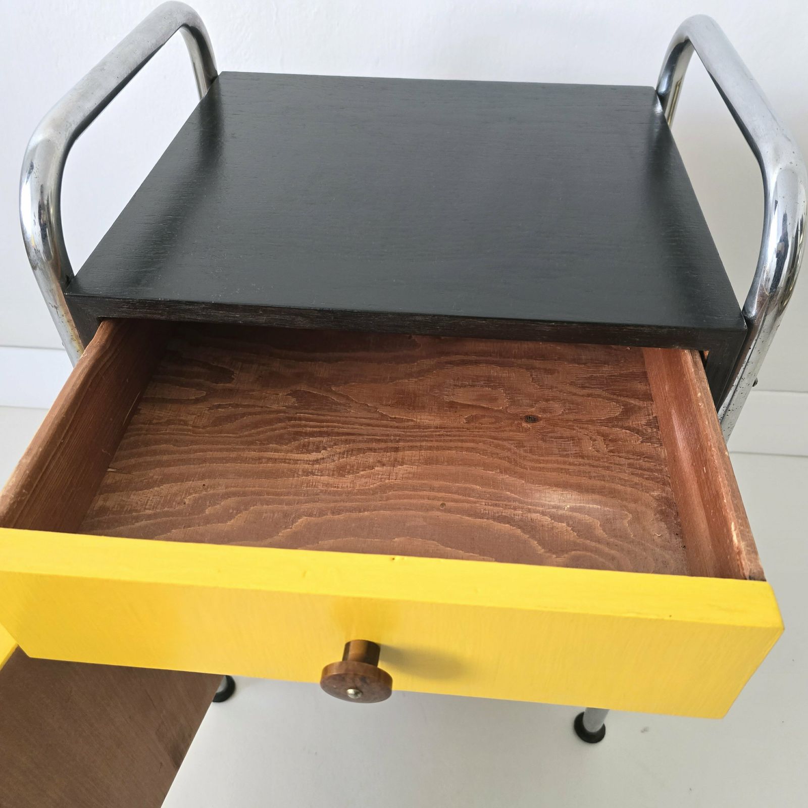 Vintage Bauhaus Nachtkastje Met Zwarte En Gele Lade Na Renovatie photo 588.0