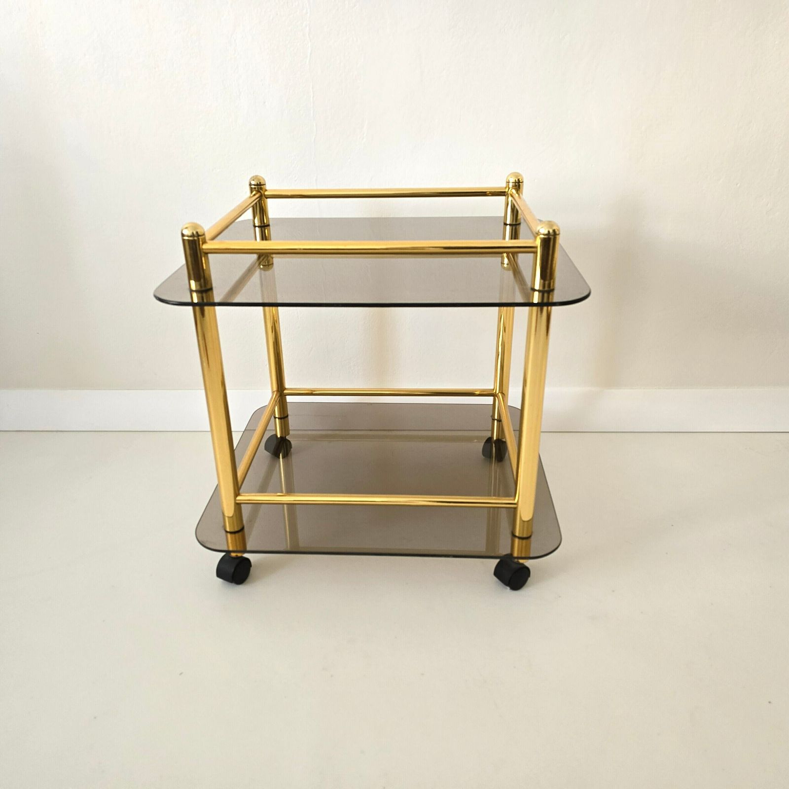 Vintage Hollywood Regency Barkast Op Wielen In Messing Met Gerookte Glazen