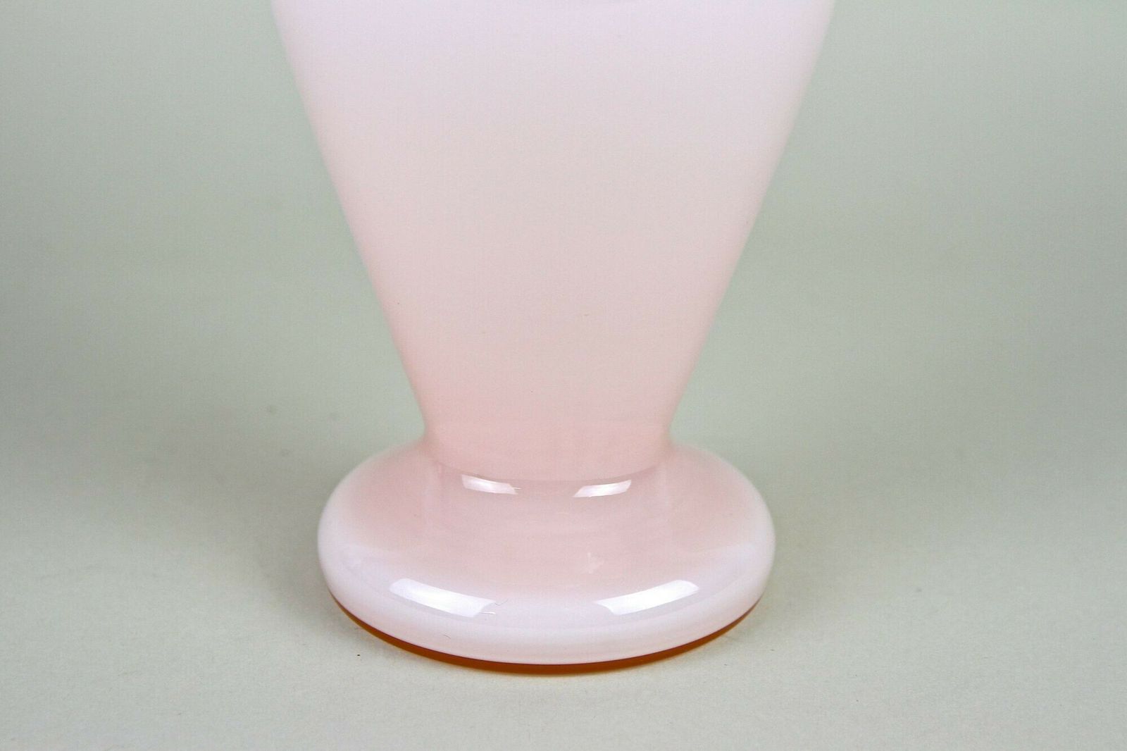 photo vintage 20th Century Art Nouveau Pink Frilly Edged Glass Vase, Austria Circa 1900