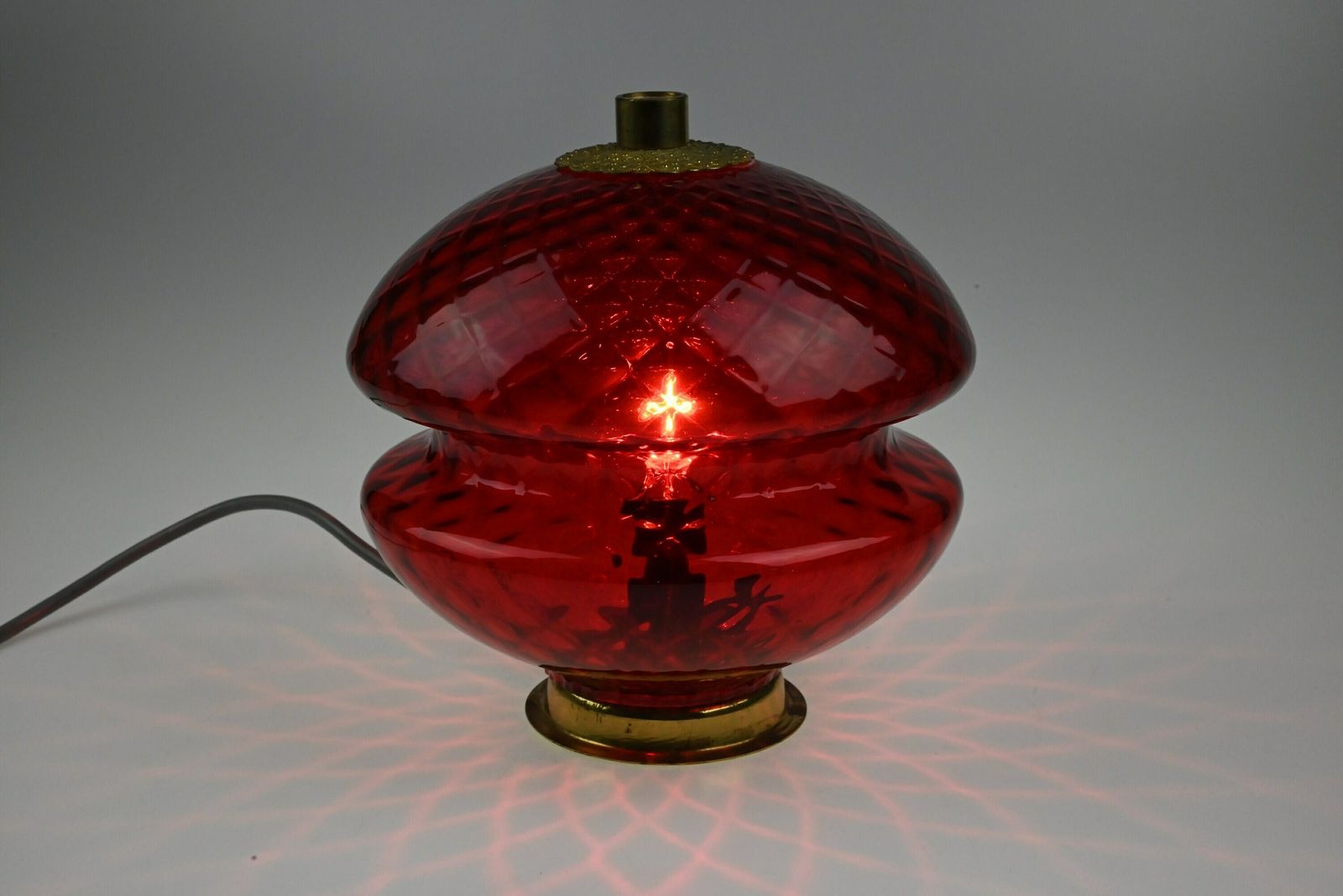 photo furniture Vintage Sfeerlamp, Mid Century Lamp, Nachtkastlamp, Mid Century Glazen Lamp, Tafellamp, Bureaulamp, Vintage Lamp, Vintage Verlichting, Rode Lamp