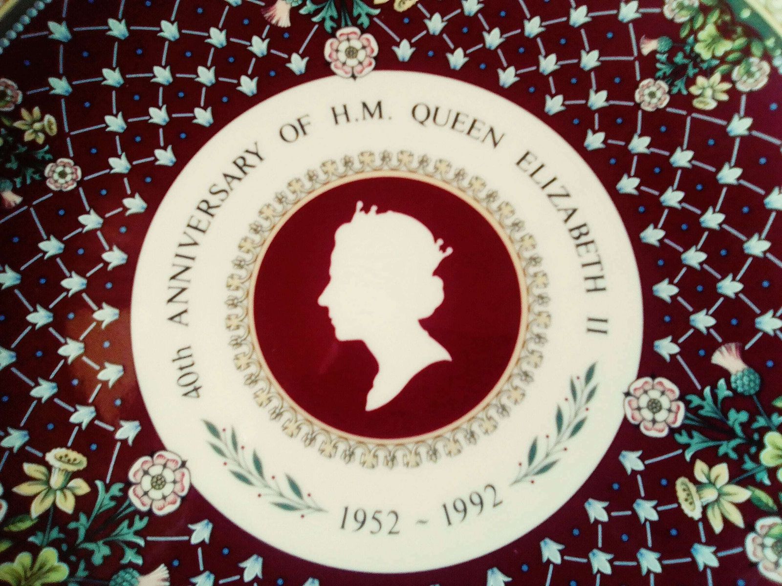 Wedgwood Dresser Plate, 40th Anniversary Queen Elizabeth II Collectible Porcelain Plate photo furniture