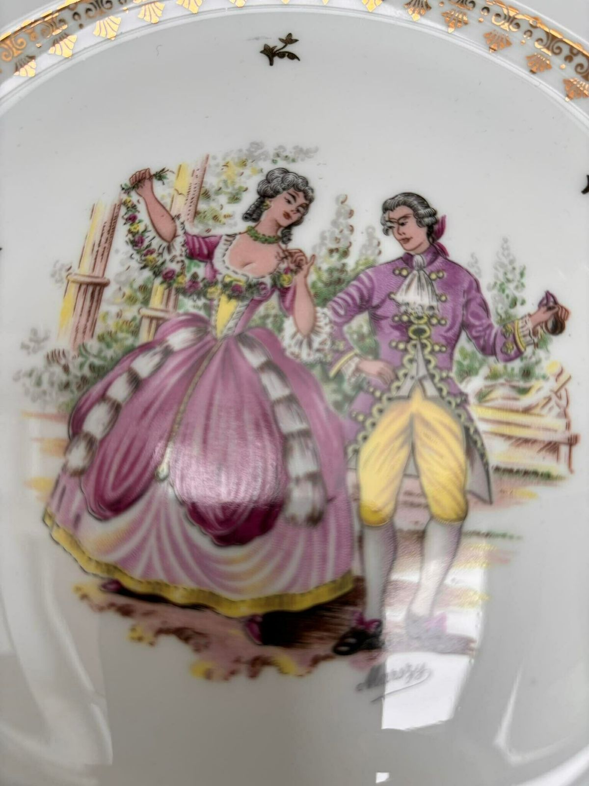 Limoges Porseleinen Dinerborden – Scène Galante | Set Van 4 | Wit Met Gouden Rand | Romantisch Motief photo for sale