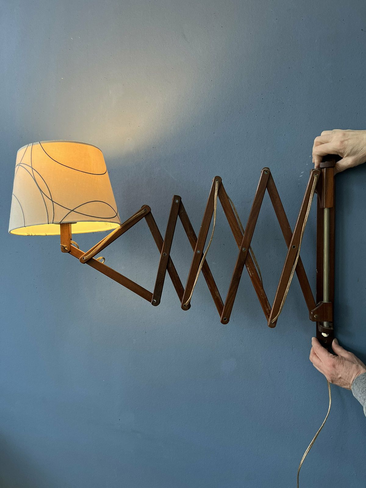 Deense Stijl Teakhouten Schaarlamp Met Beige Kap En Zwart Decoratief Patroon photo furniture