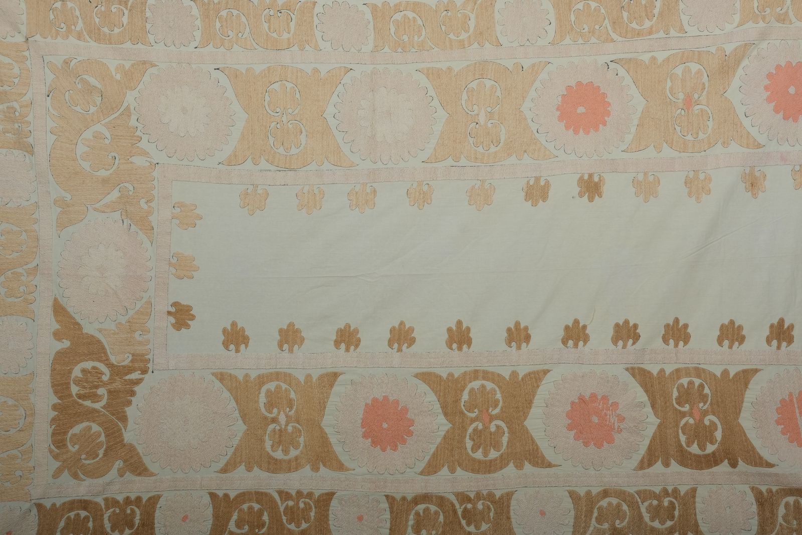 Suzani Wall Hanging Decor   Beige Suzani Table Cloth   Uzbek Neutral Textile, Sand Boho Bedspread, Ethnic 141 X 204 photo vinterior