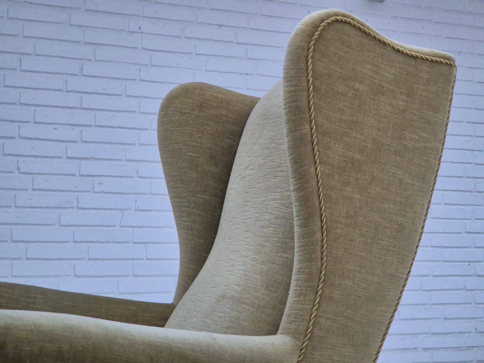 Jaren 1970, Deens Design, Wingback Fauteuil, Goede Staat, Meubelvelours, Beukenhouten Poten. photo vintage
