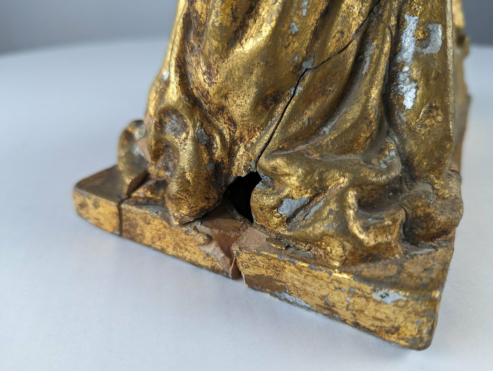 Queen And Angels Sculpture In Golden Terracotta photo buy