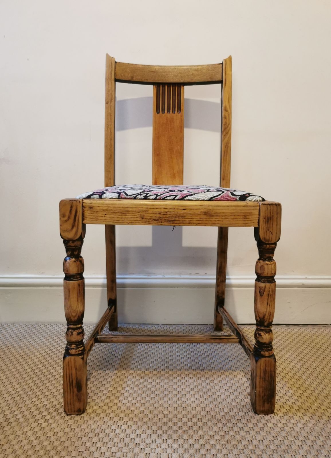 photo furniture Set Of Four Unique Re Upholstered Solid Hard Wood Dining Chairs With Luxury Fabric Cushions