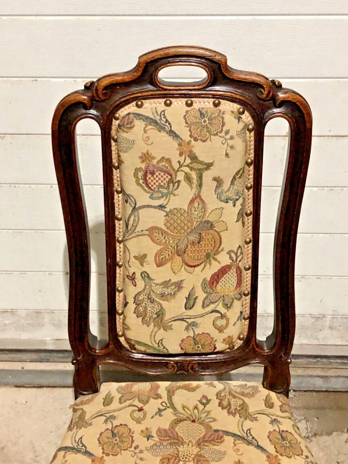 photo vinterior Handsome Set Of Four Antique Carved Oak Dining Chairs