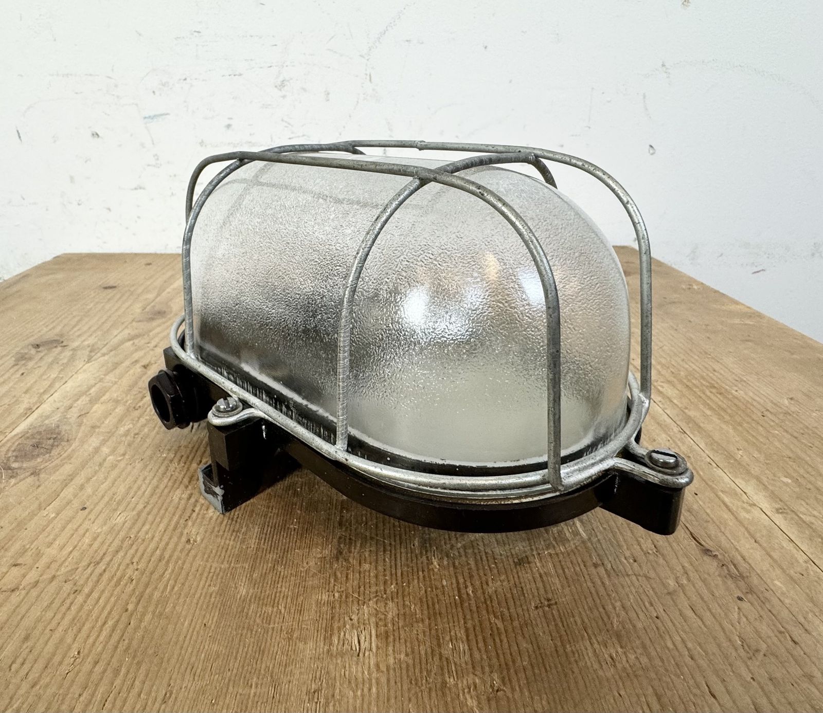 photo vinterior Industrial Brown Bakelite Wall Light With Frosted Glass, 1960s, 3x
