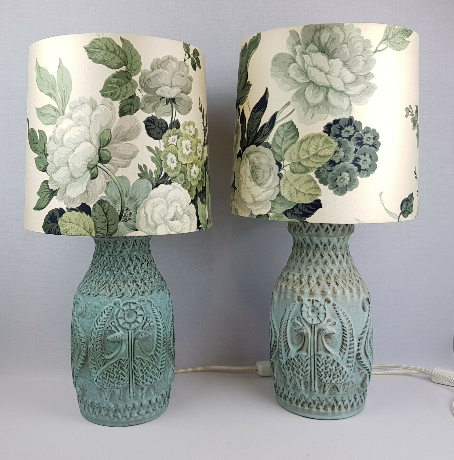 Set Of 2 Vintage Bay Ceramic Table Lamps With Birds Relief Decor, Incl. Original Lampshades Green And Grey Flower Decor 1970s
