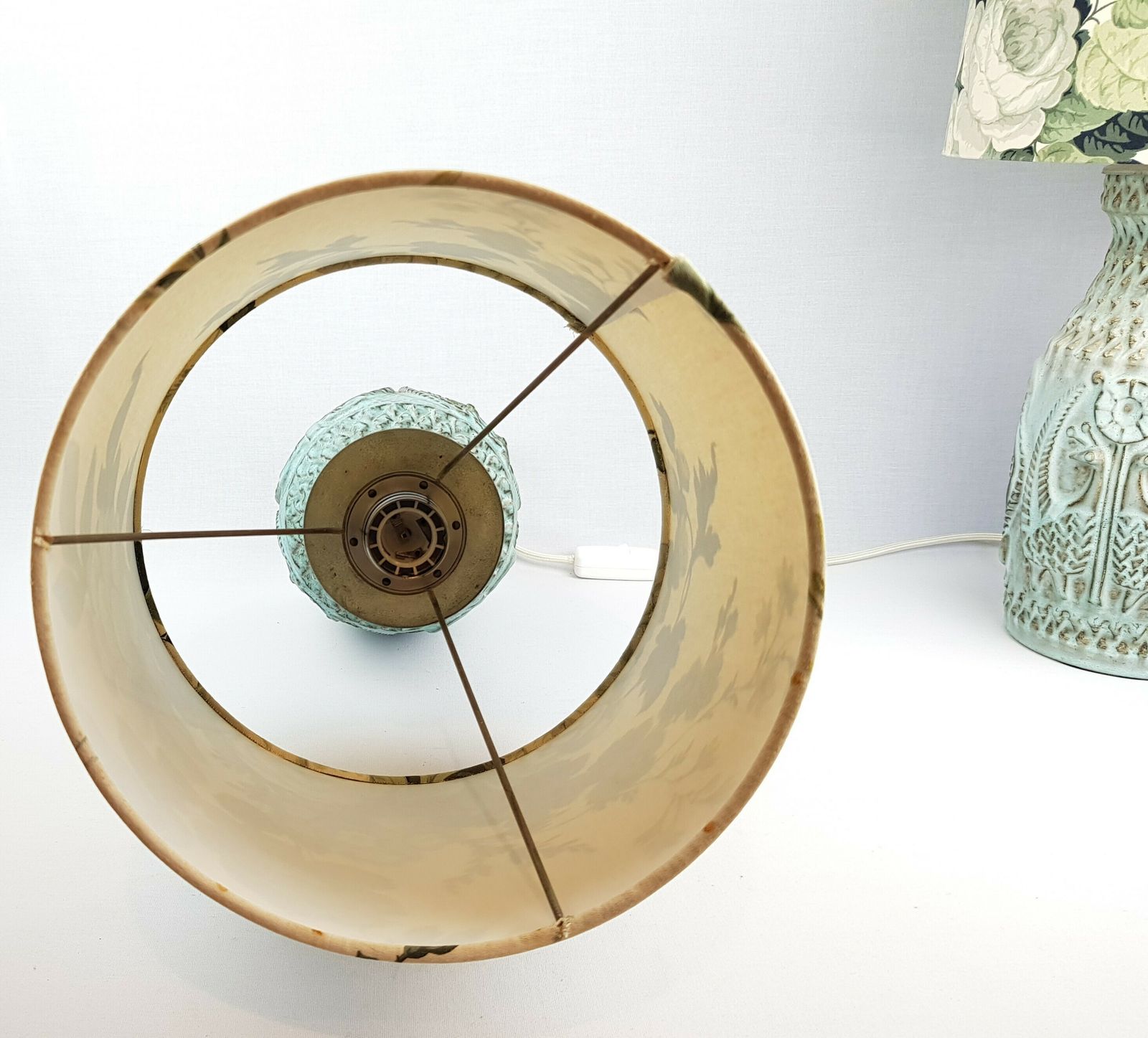 Set Of 2 Vintage Bay Ceramic Table Lamps With Birds Relief Decor, Incl. Original Lampshades Green And Grey Flower Decor 1970s photo Lighting