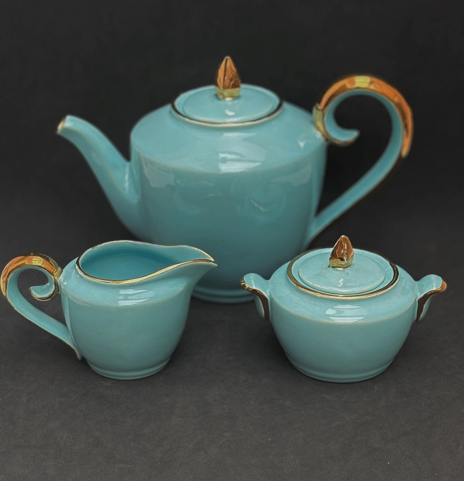 Aqua koffie-thee Belgisch aardewerk theepot suikerpot roomkan kopjes turquoise en goud 24K jaren 1920 Bayer blauwgroen Tiffany Belgisch huwelijkscadeau