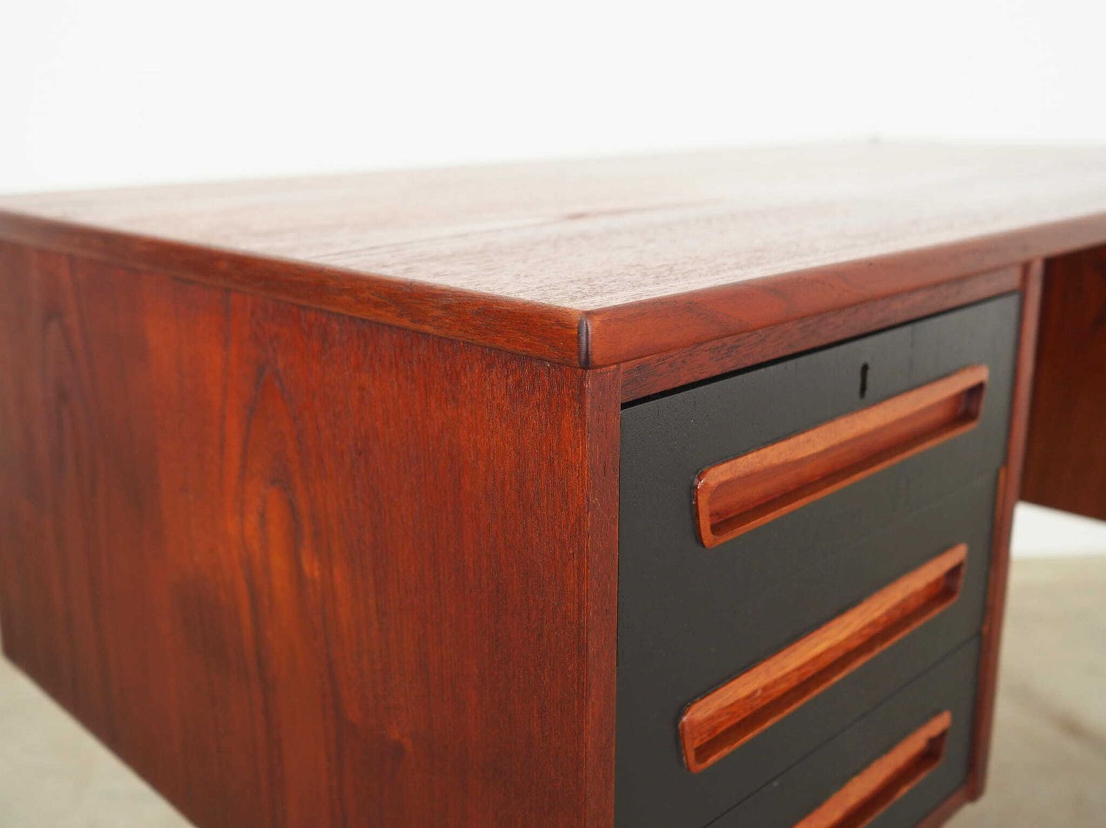 photo furniture Teakhouten Bureau, Deens Design, Jaren 1970, Fabrikant: A.P. Møbler Svenstrup