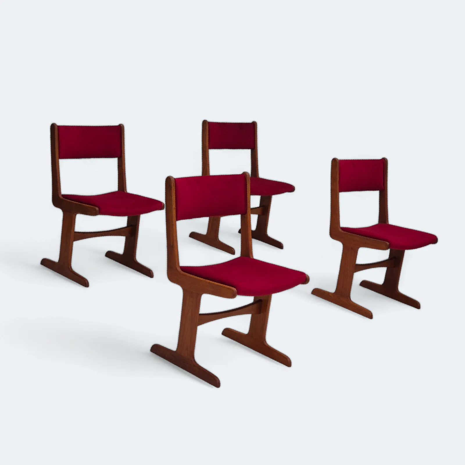 Ca. Jaren 1970, Set Van 4 Opnieuw Beklede Deense Stoelen, Teakhout, Kersenrood Meubelvelours.