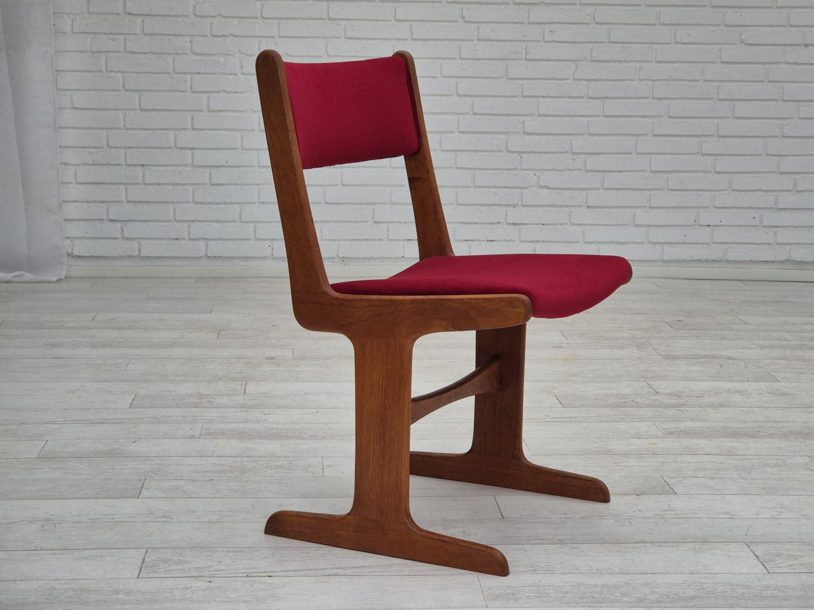 Ca. Jaren 1970, Set Van 4 Opnieuw Beklede Deense Stoelen, Teakhout, Kersenrood Meubelvelours. photo 1550.0