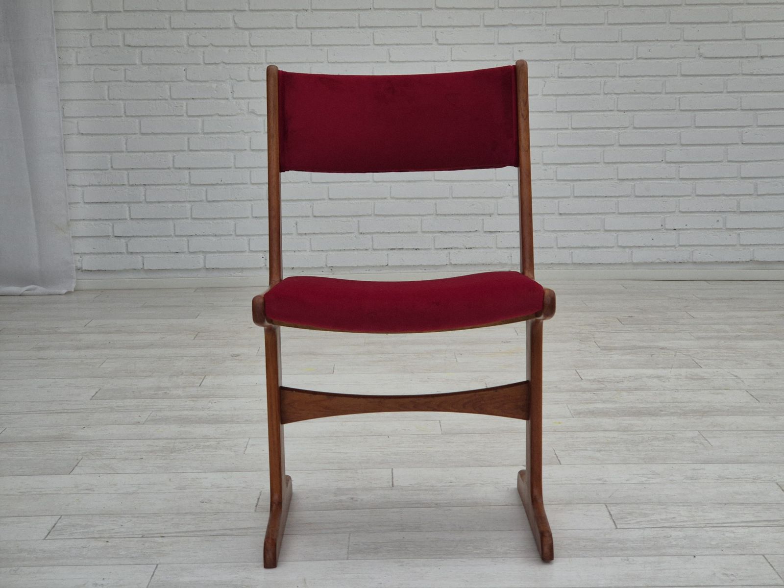Ca. Jaren 1970, Set Van 4 Opnieuw Beklede Deense Stoelen, Teakhout, Kersenrood Meubelvelours. photo vintage