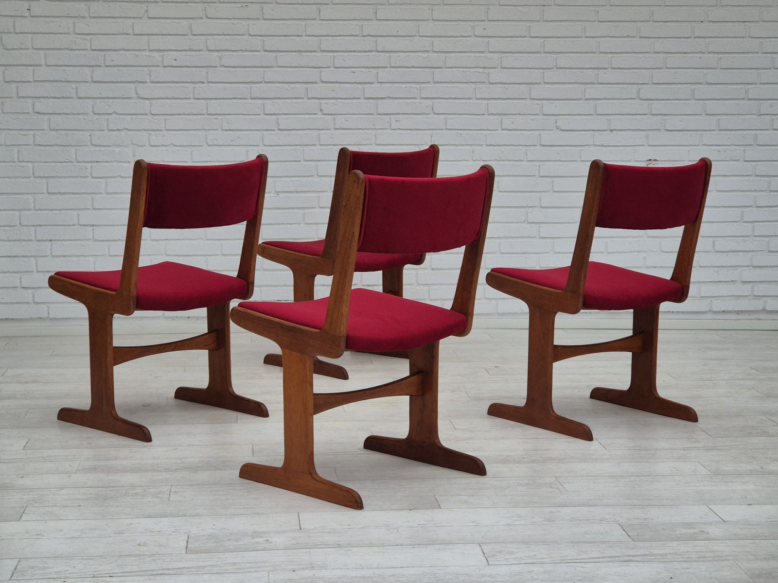 photo furniture 1970s, Set Of 4 Reupholstered Danish Chairs, Teak Wood, Cherry Red Furniture Velour.