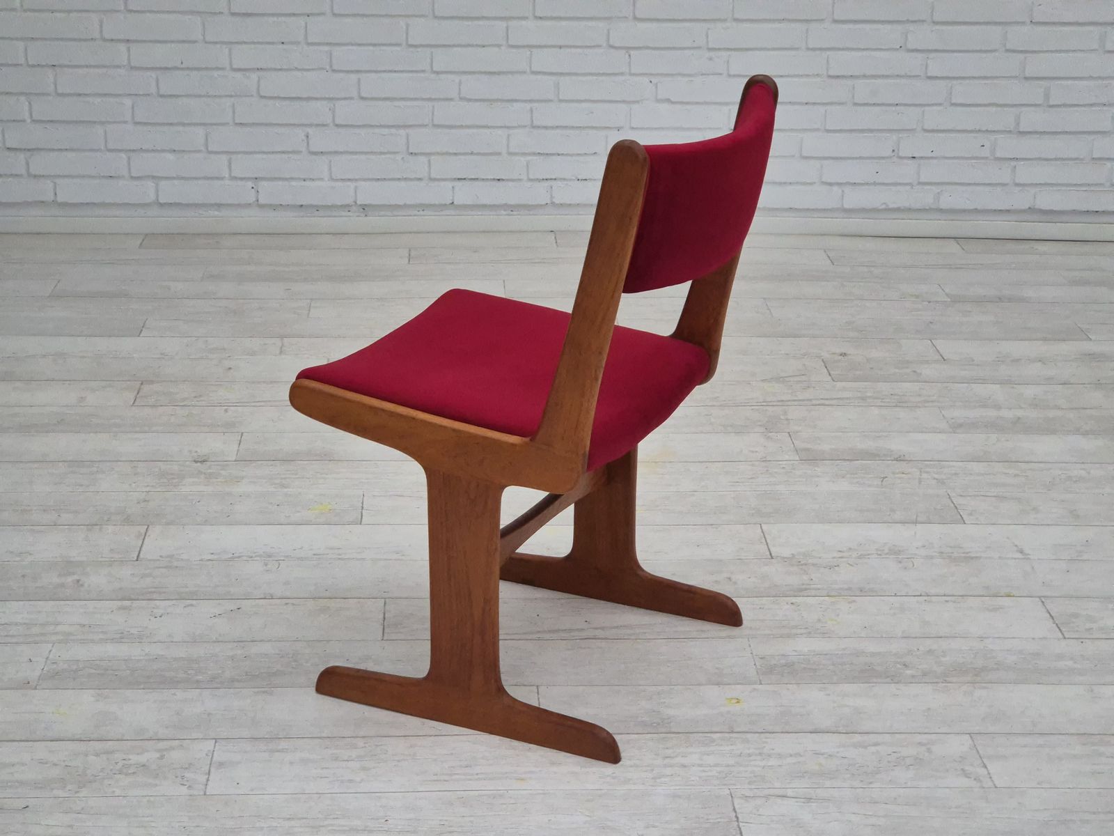 photo vinterior 1970s, Set Of 4 Reupholstered Danish Chairs, Teak Wood, Cherry Red Furniture Velour.