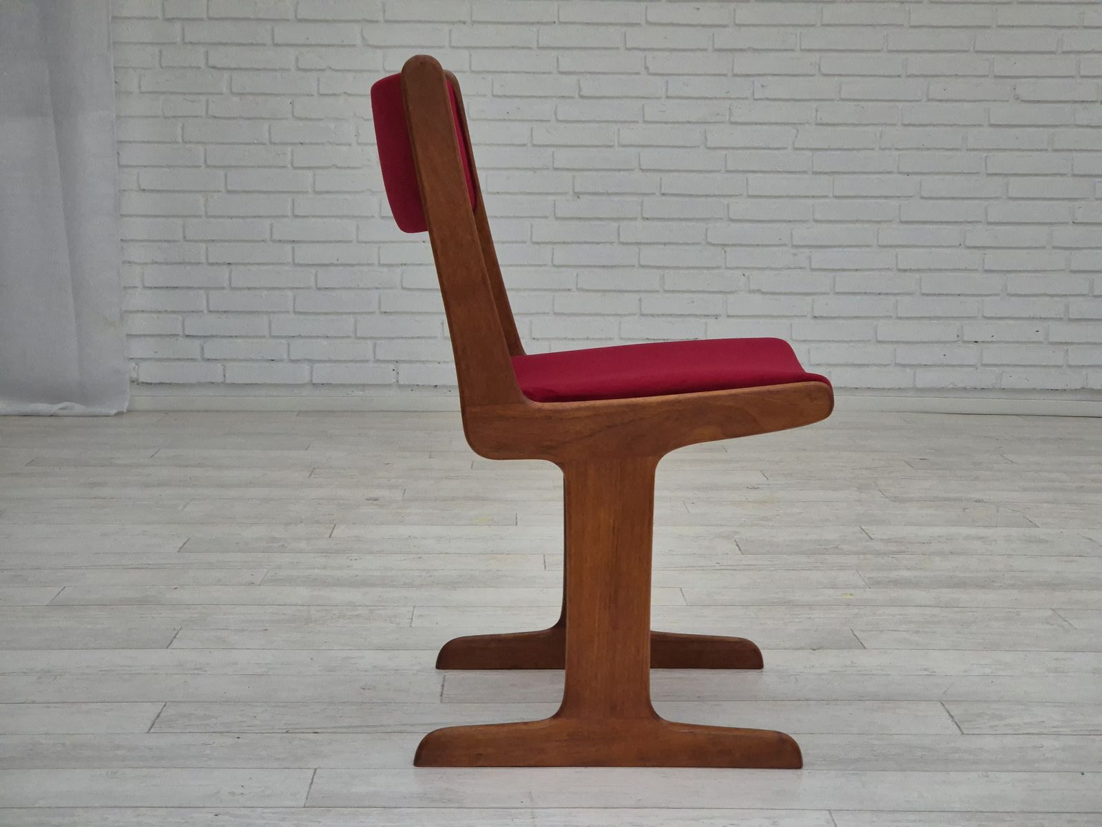 photo buy Ca. Jaren 1970, Set Van 4 Opnieuw Beklede Deense Stoelen, Teakhout, Kersenrood Meubelvelours.
