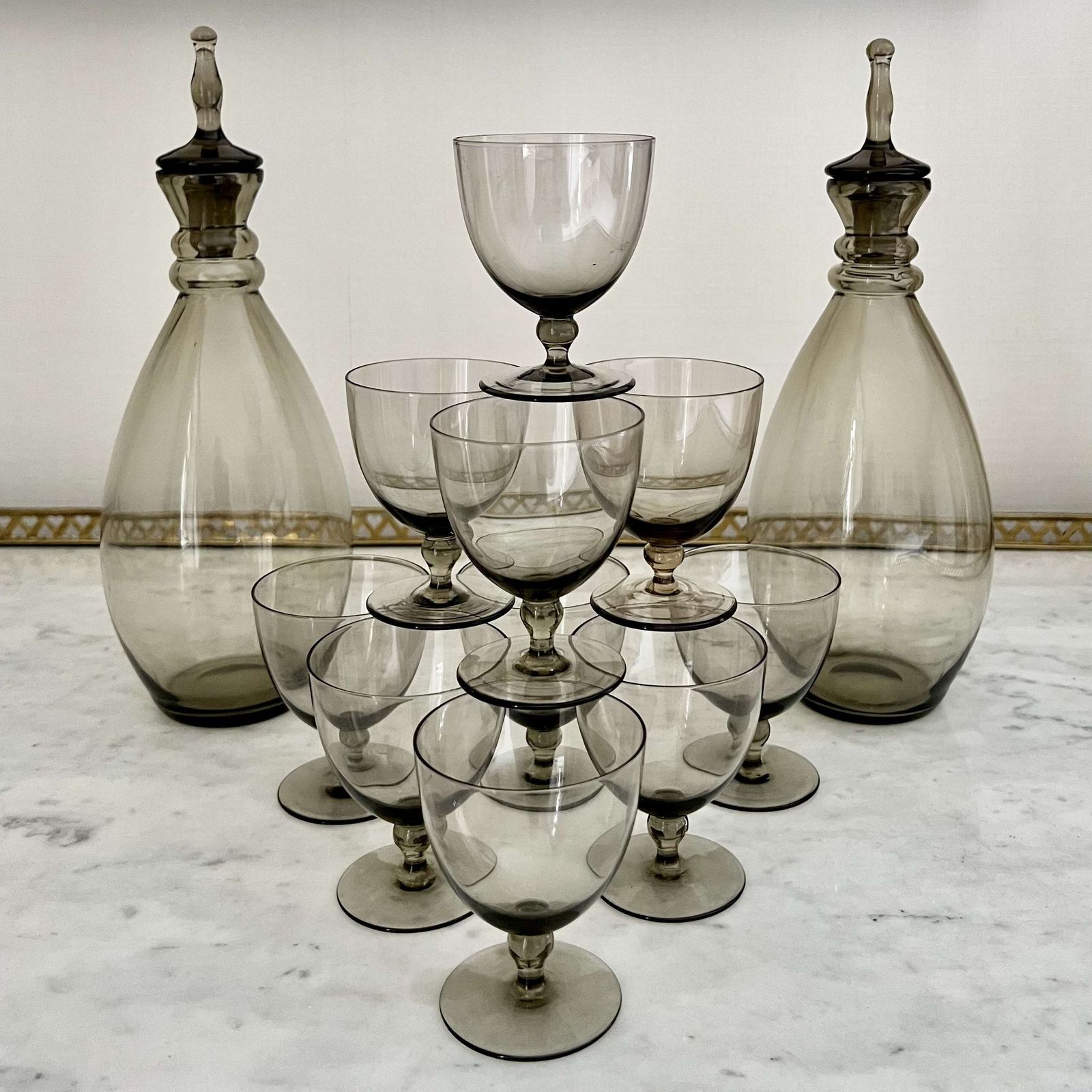Pair Scandinavian Smoked Decanters & 10 Glasses Suite photo vinterior