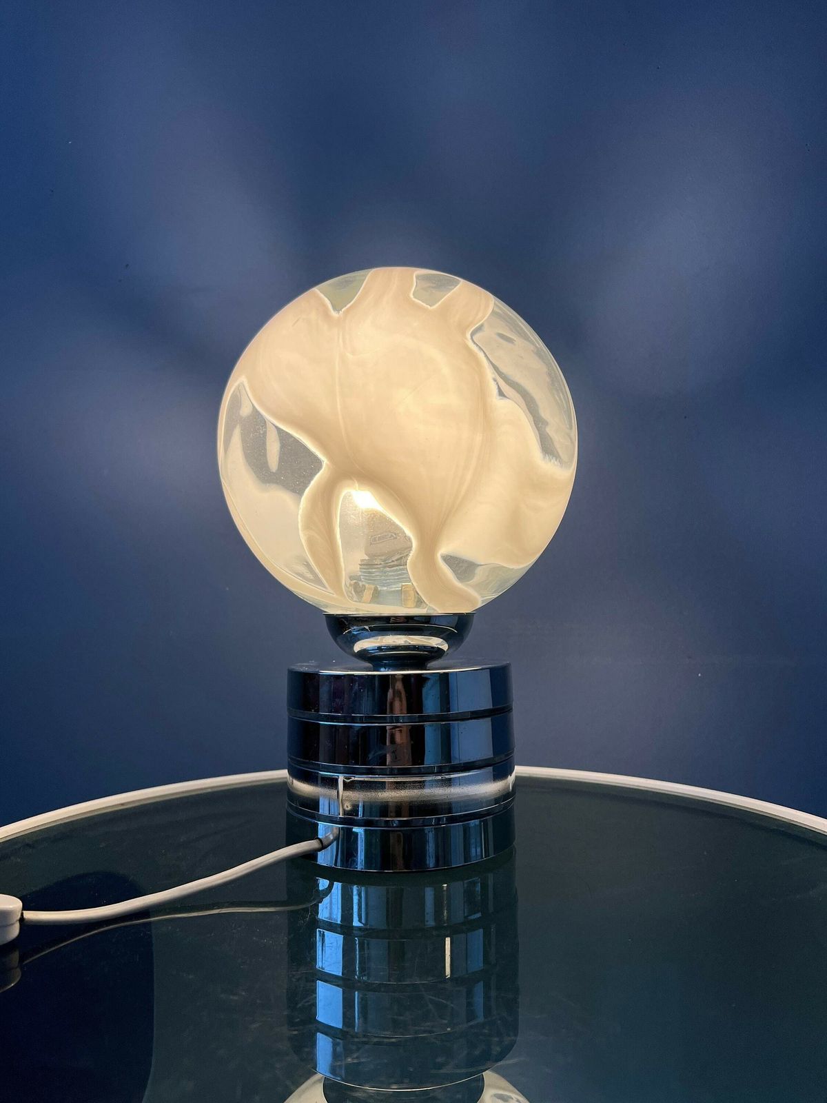 Mid Century Bureaulamp Met Glazen Kap En Chromen Voet