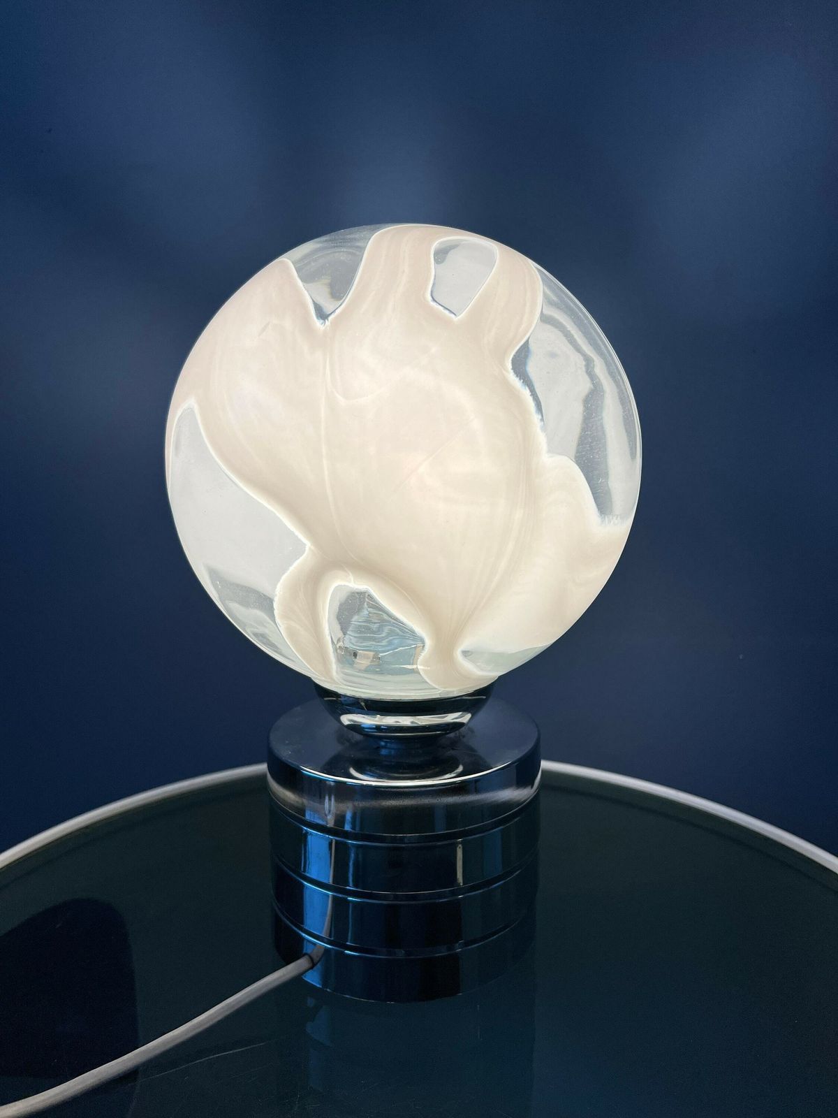 Mid Century Bureaulamp Met Glazen Kap En Chromen Voet photo for sale