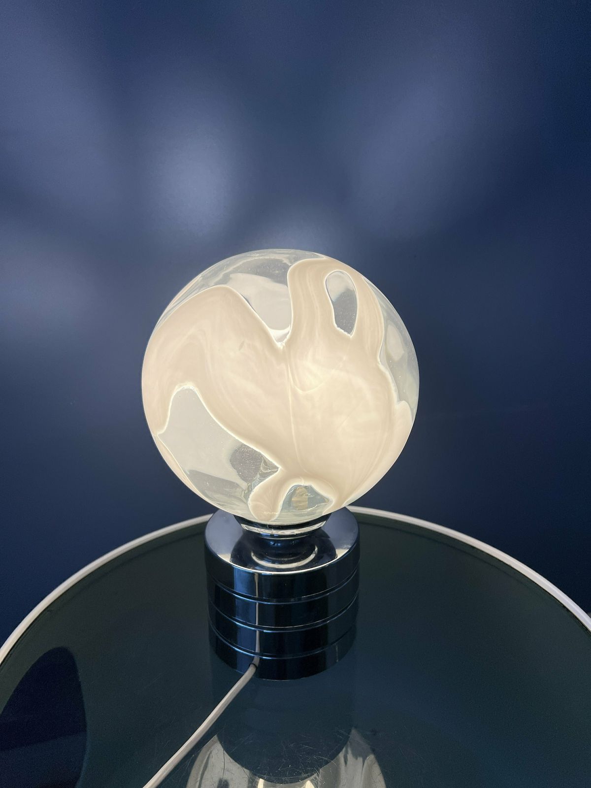 Mid Century Bureaulamp Met Glazen Kap En Chromen Voet photo Verlichting