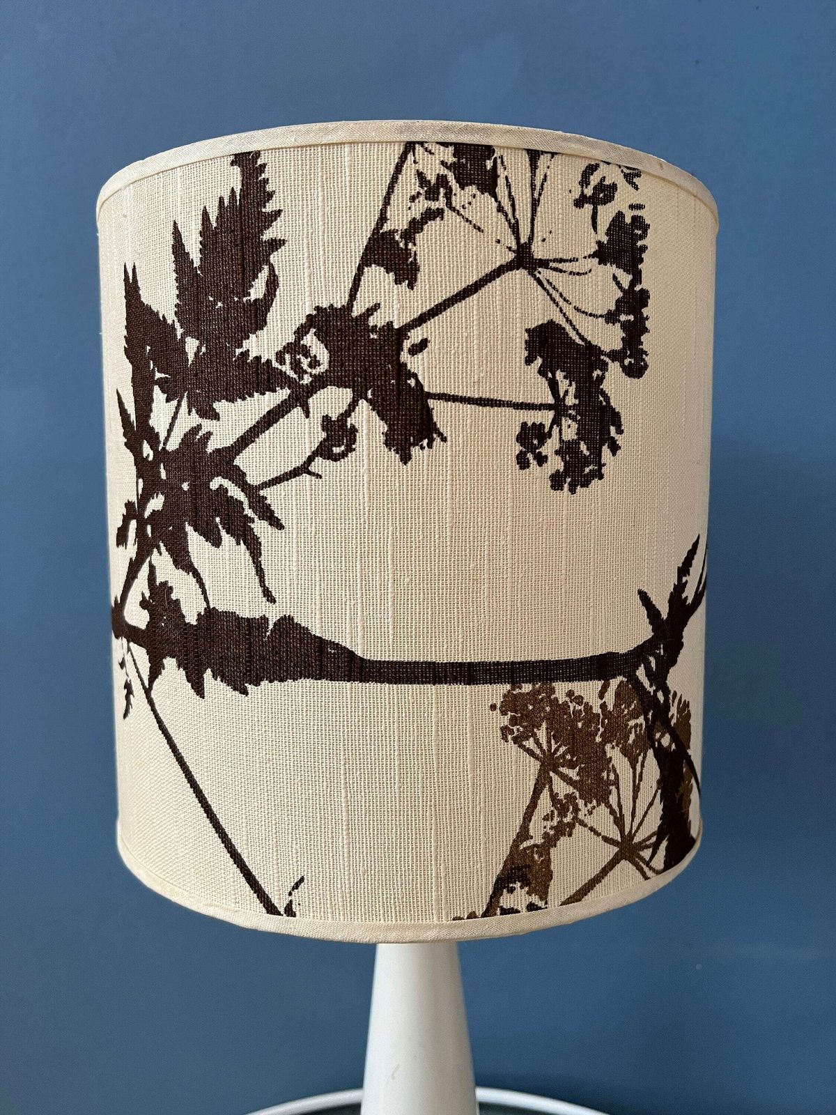 Elegante Mid Century Tafellamp Met Fraai Bewerkte Kap photo buy