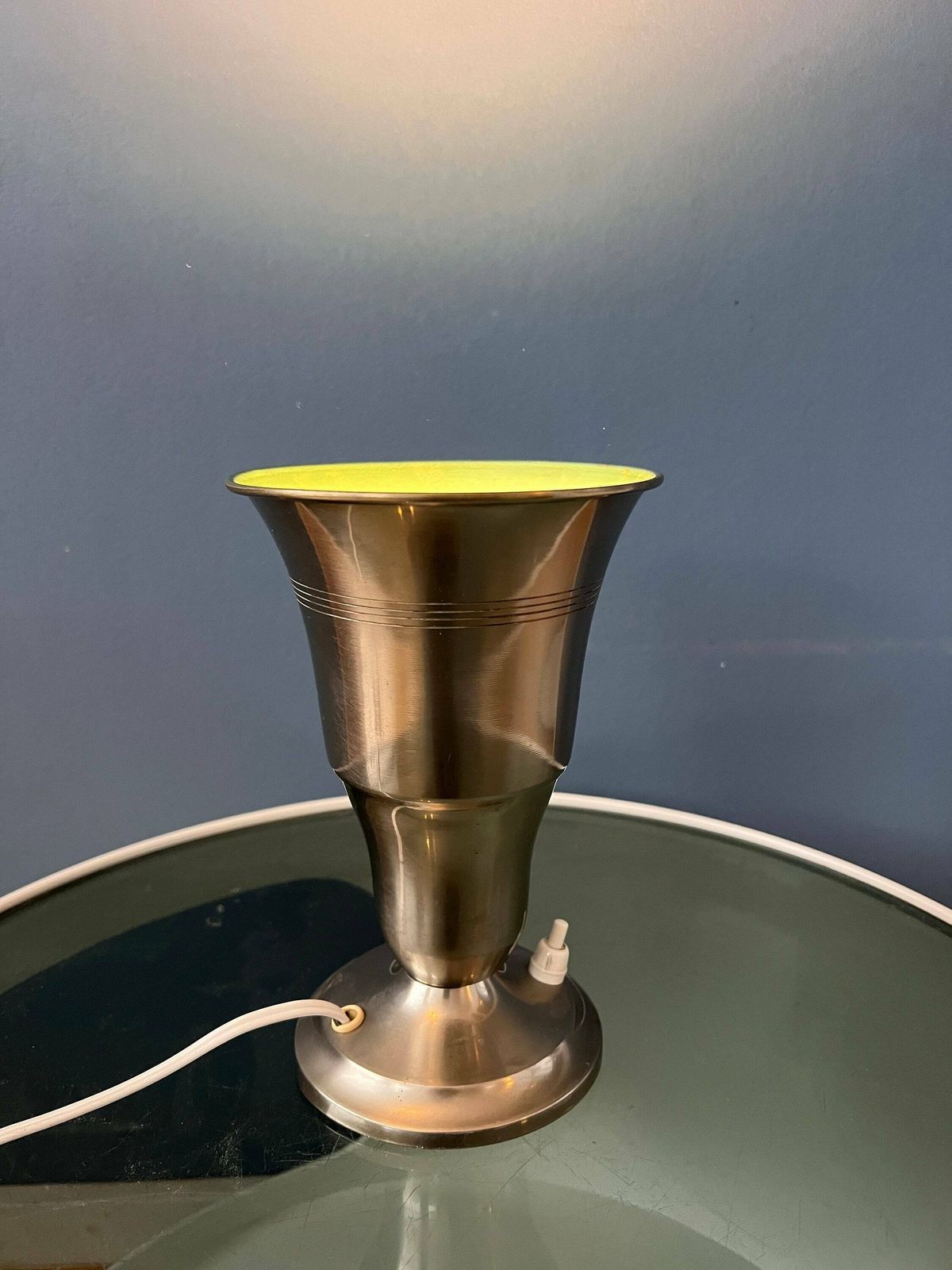 Metalen Trompet Uplighter 'Cup' Tafellamp In Zilverkleur photo for sale