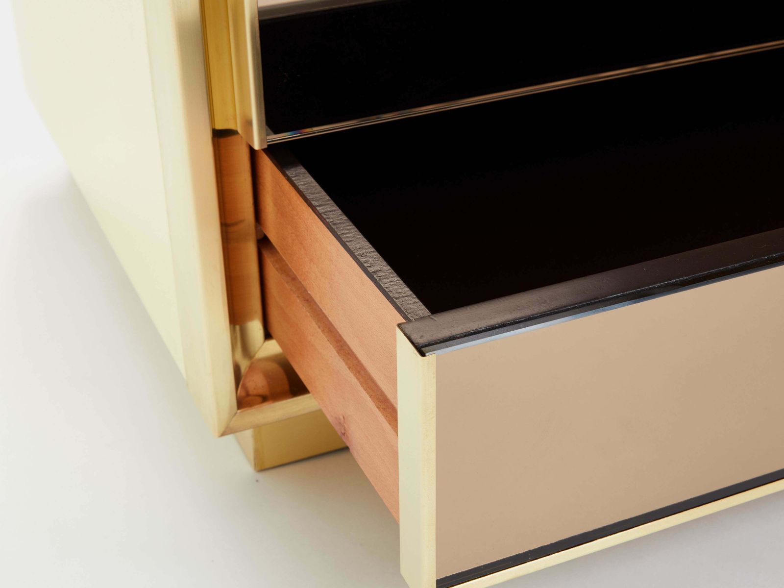 Commode Maison Jansen en laque crème, laiton et miroirs, années 1970 photo buy