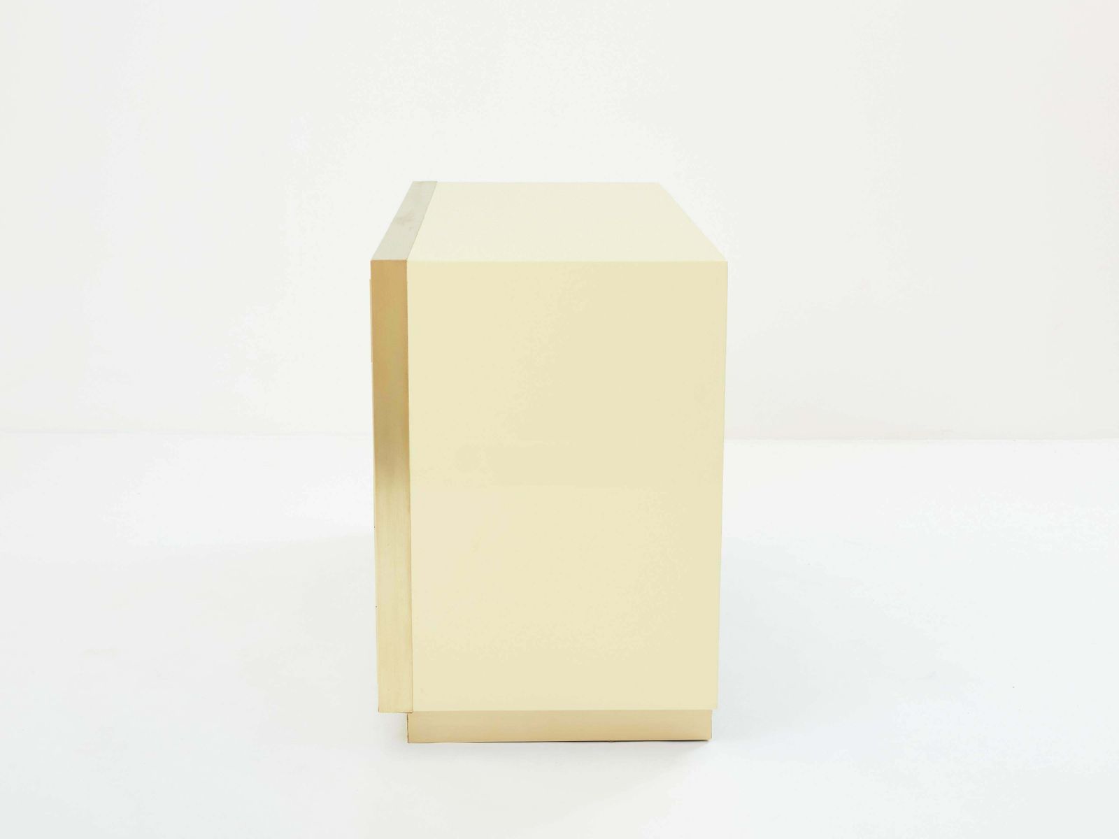 Mobilier Commode Maison Jansen en laque crème, laiton et miroirs, années 1970 photo