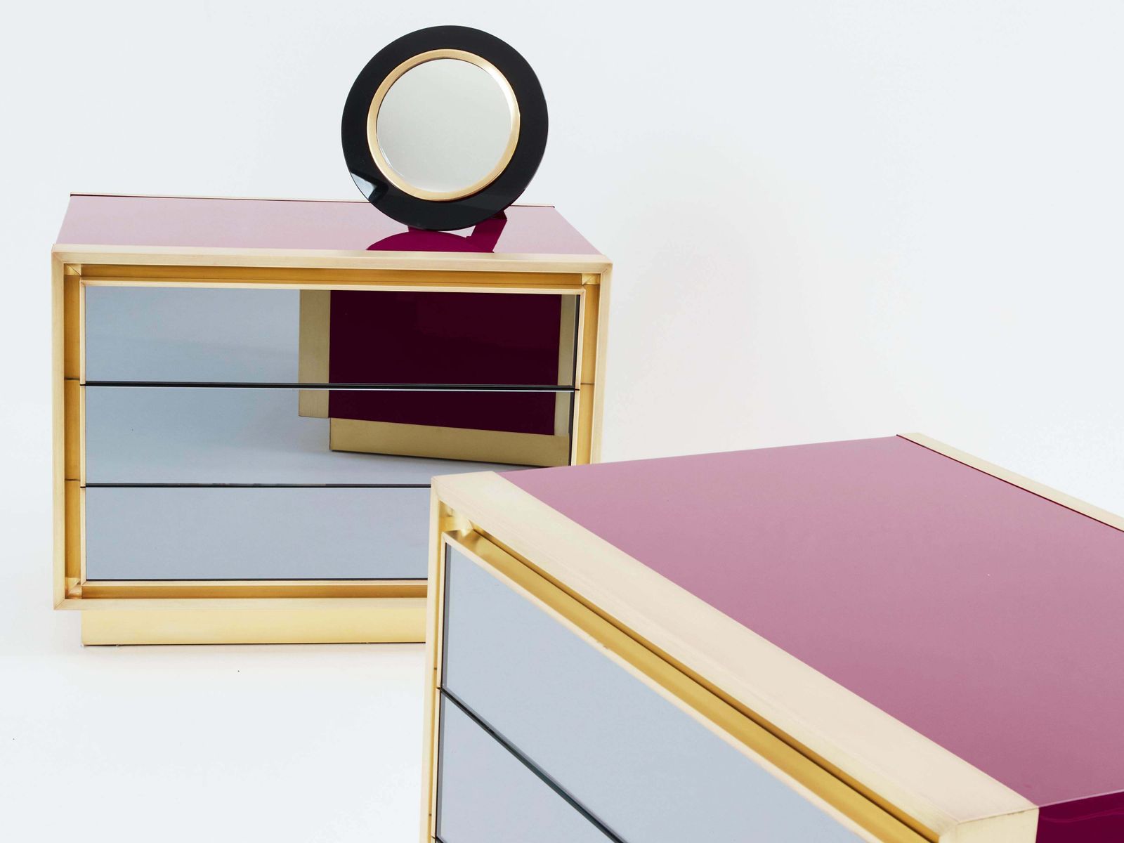 Tables de chevet Maison Jansen laquées framboise, laiton et miroir, années 1970 photo vinterior
