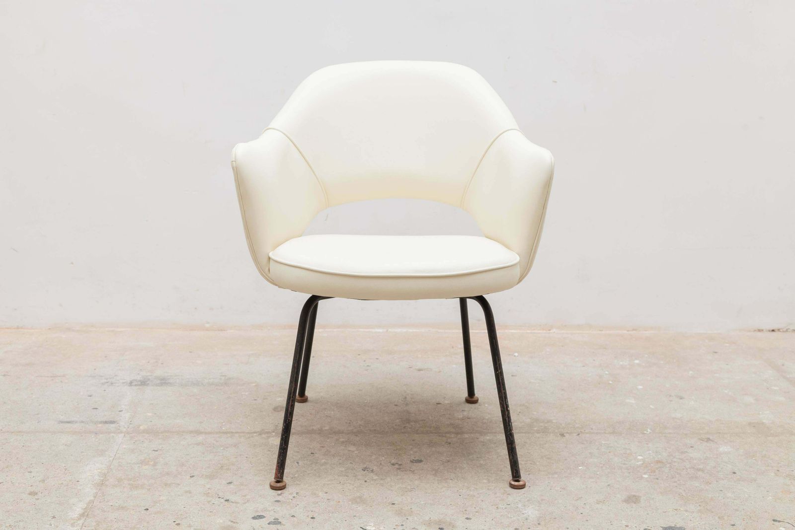 Knoll Arm Desk, Conference Chair Designed By Eero Saarinen photo furniture