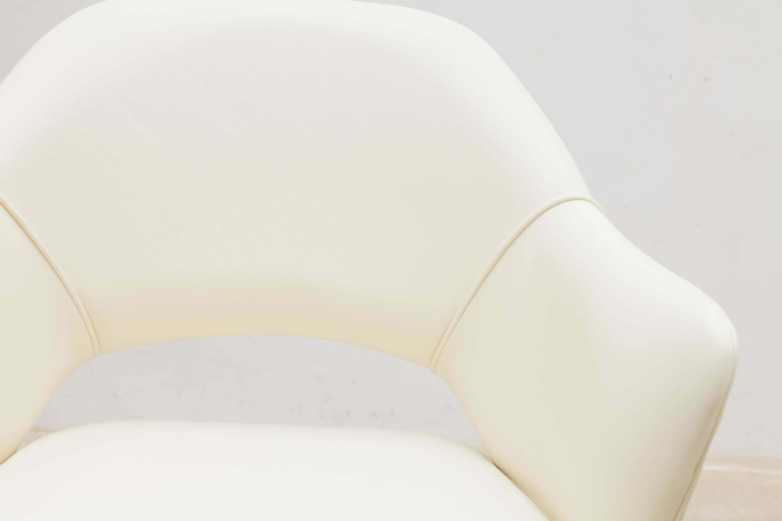 Furniture Knoll Arm Desk, Conference Chair Designed By Eero Saarinen photo