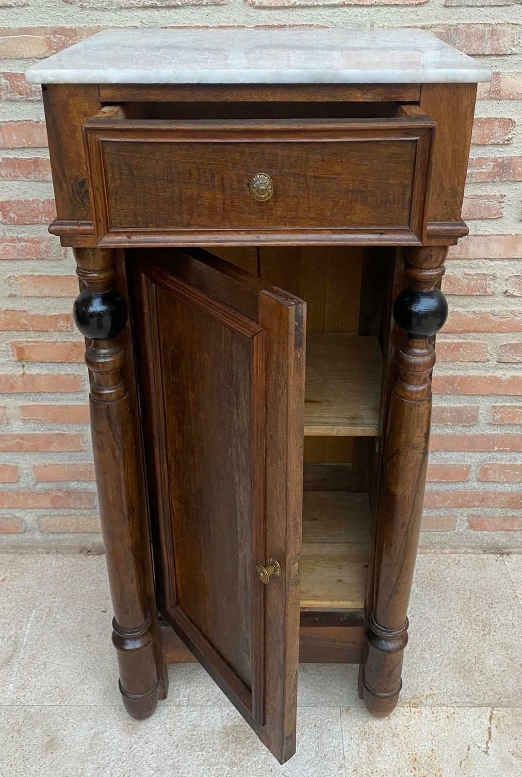 Tables de chevet françaises en noyer, début du XXe siècle, un tiroir, plateau en marbre photo for sale