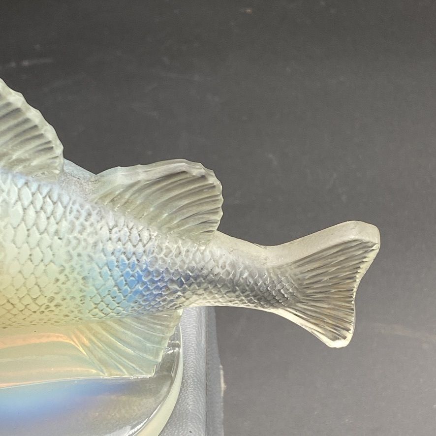 photo vinterior A R.Lalique Perch Mascot In Opalescent Glass.