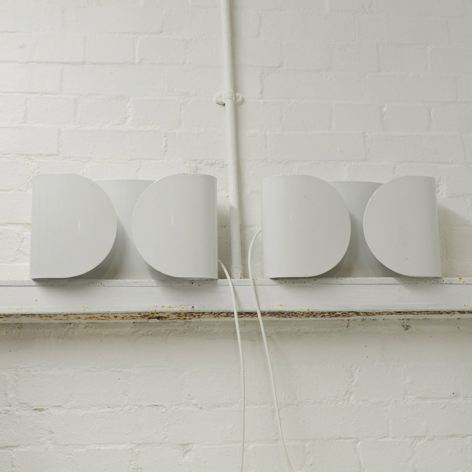 Pair Of Foglio White Vintage Wall Lights By Tobia Scarpa For Flos , 1980s photo vinterior