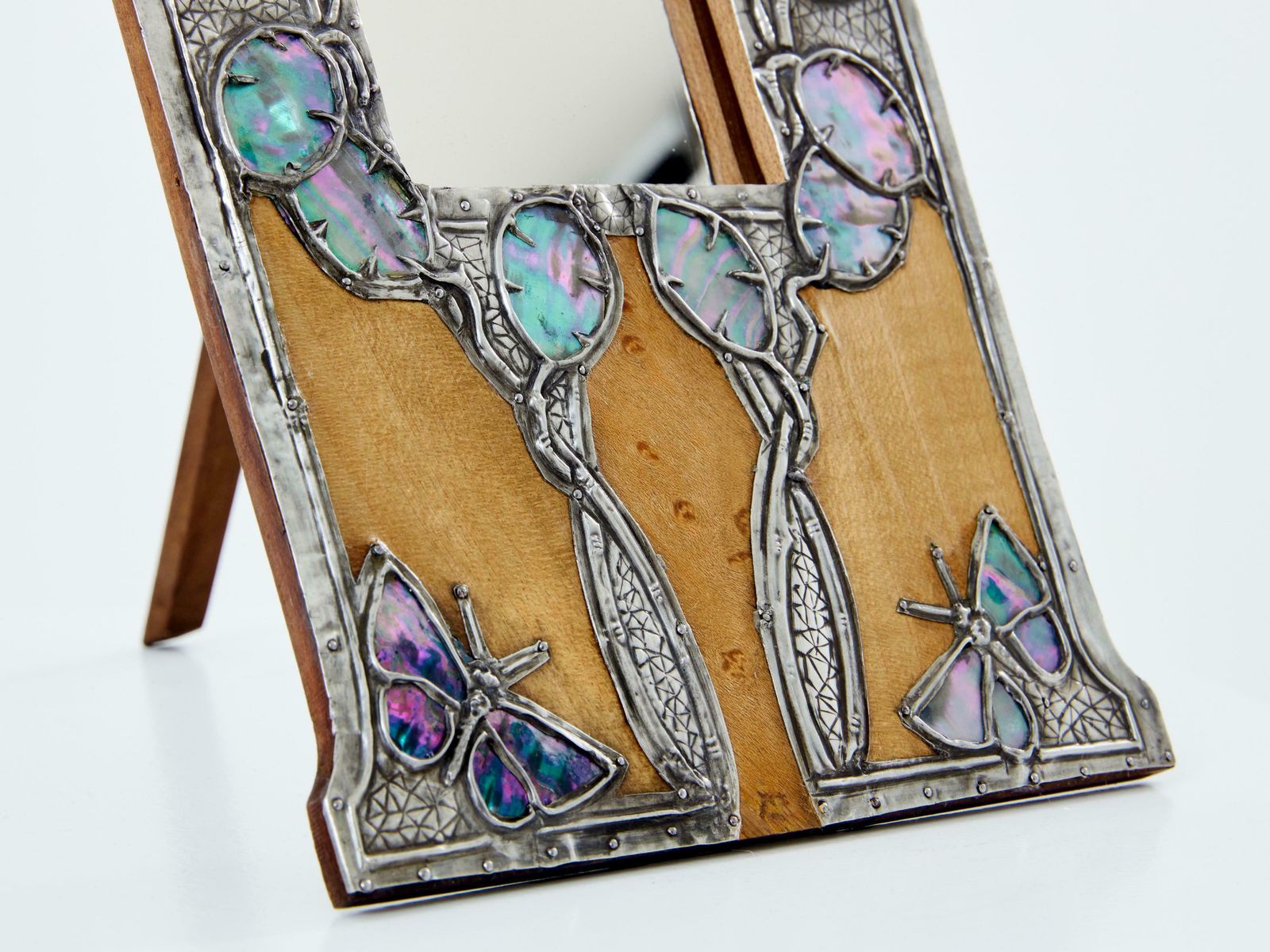 Miroir de coiffeuse Art Nouveau français en étain et loupe d'amboine, années 1910 photo Décoration