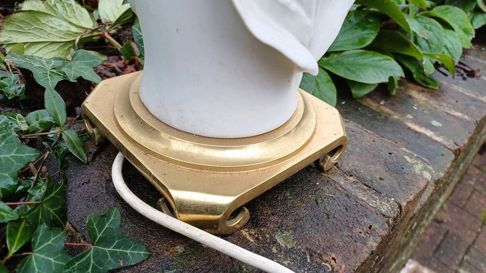 Elegant Vintage Ceramic Lamp With Shade And Moulded Flower Motif Base On Brass Base. Quality Lamp. Working Condition. photo 90.0