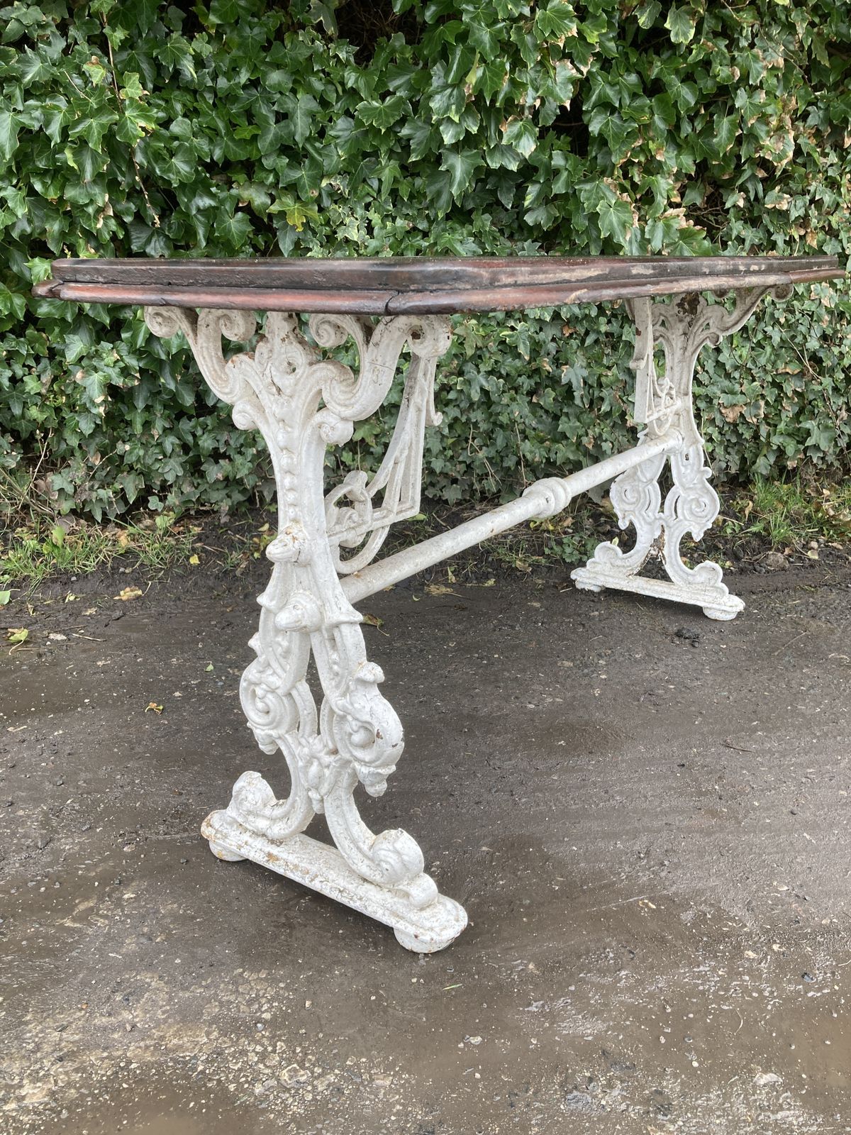 photo furniture Victorian White Cast Iron Base, Mahogany Top Garden Table