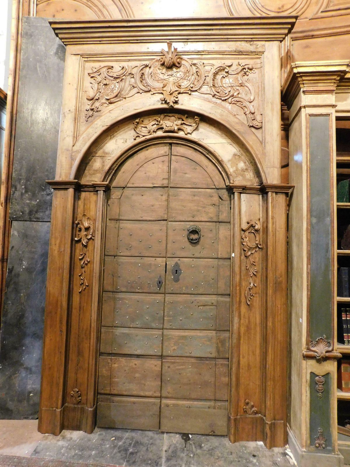 photo vintage Huge Amazing Richly Carved Wooden Portal Frame, Italy