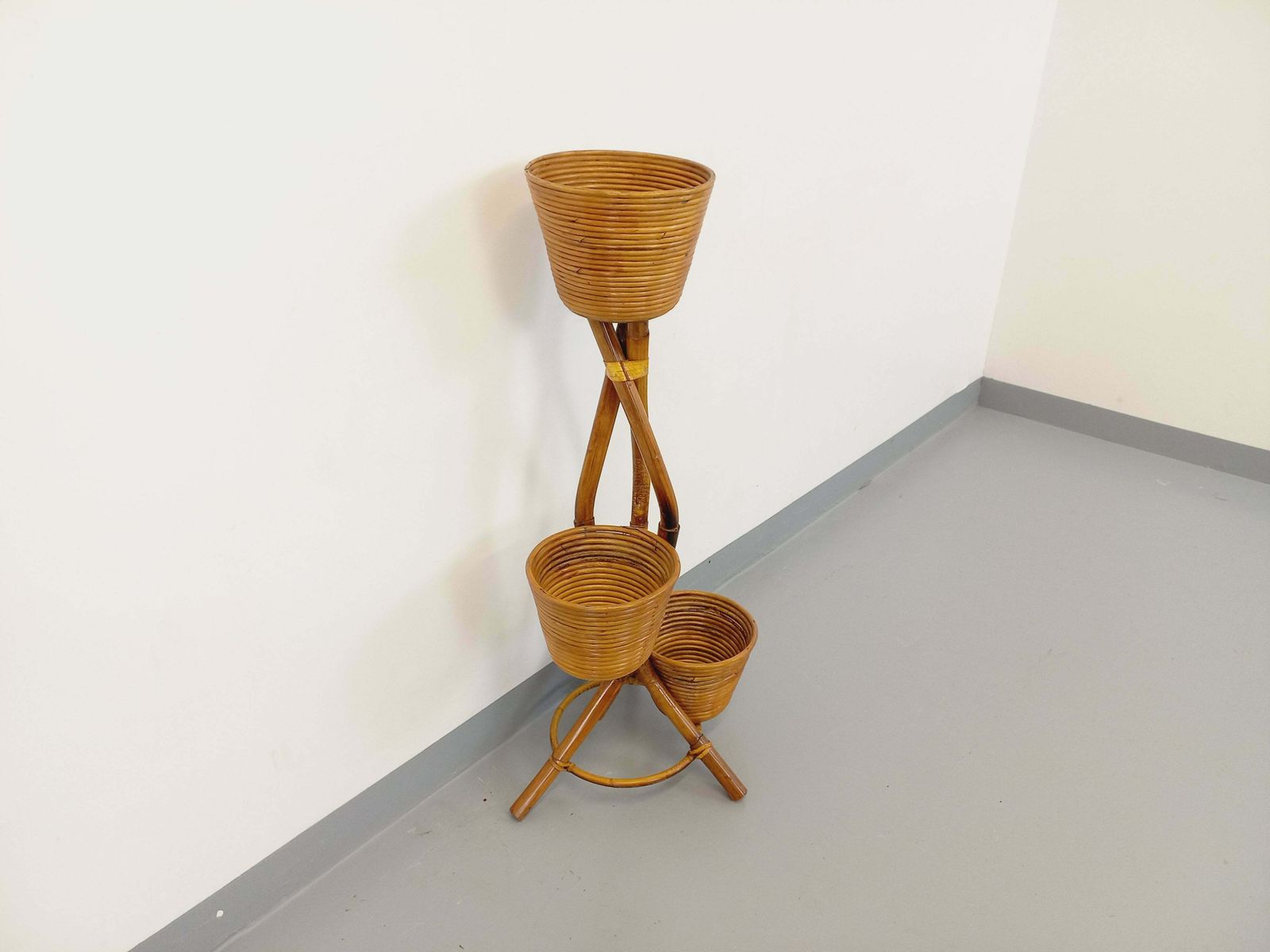 Support à plantes tripode en rotin, années 1960 photo furniture